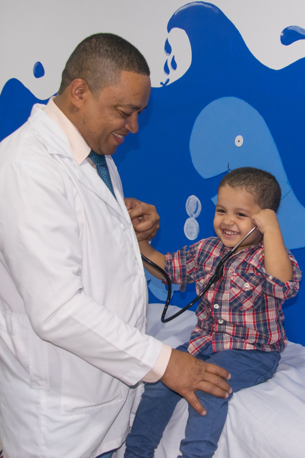 Médico especialista con paciente en IPS Pediátrica Pastor y María